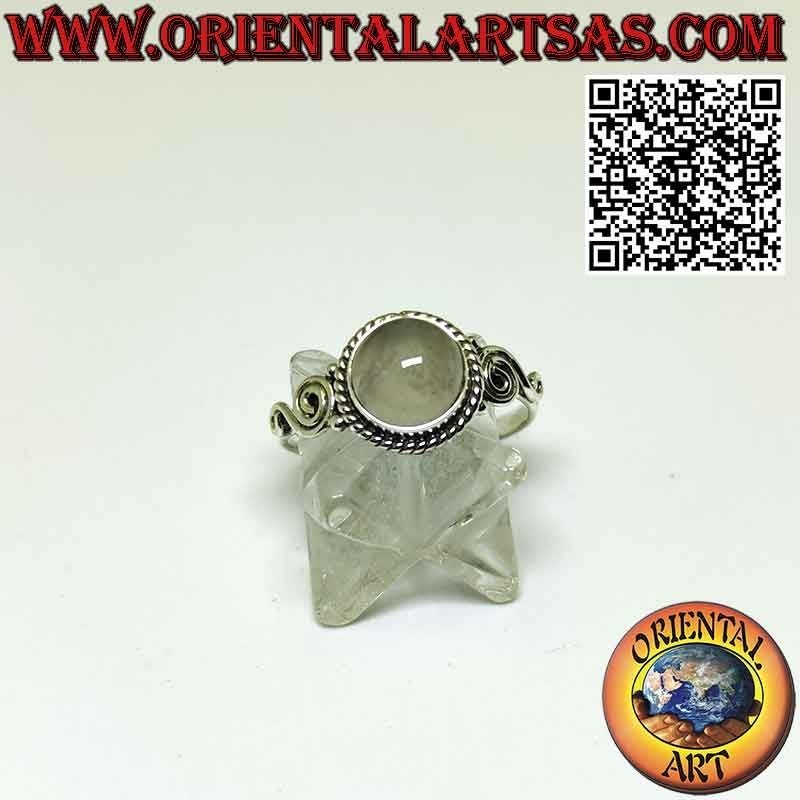 Anillo de plata con cuarzo rosa redondo decorado con trenza y espiral en los laterales