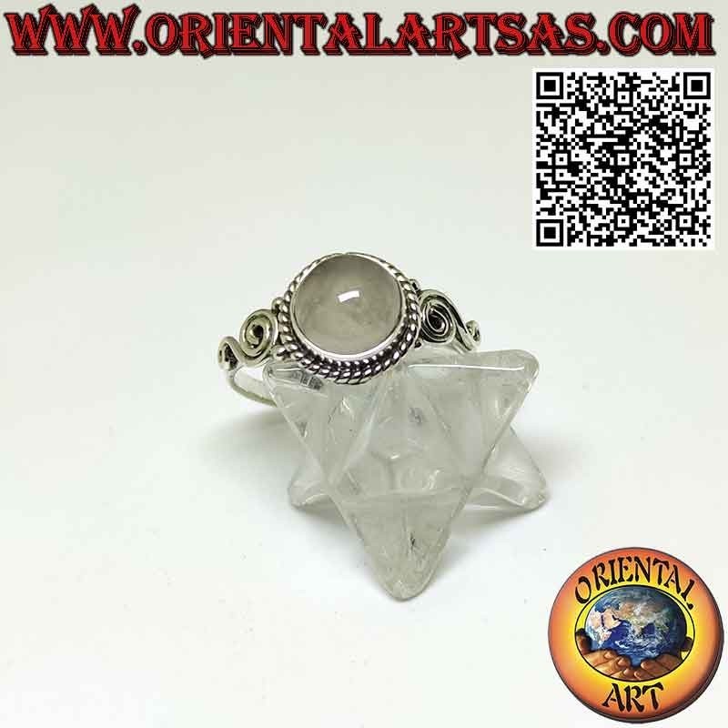 Anillo de plata con cuarzo rosa redondo decorado con trenza y espiral en los laterales