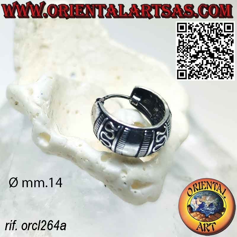 Orecchini in argento a cerchio largo cesellato, motivo onde da 14 mm.