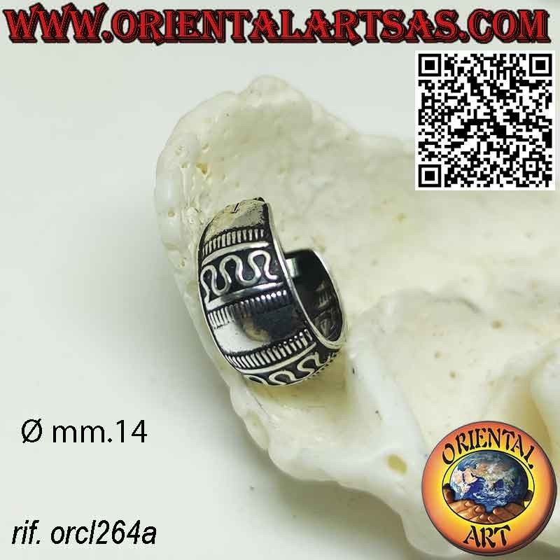 Gemeißelte Silberohrringe mit breitem Kreis, 14 mm Wellenmotiv.