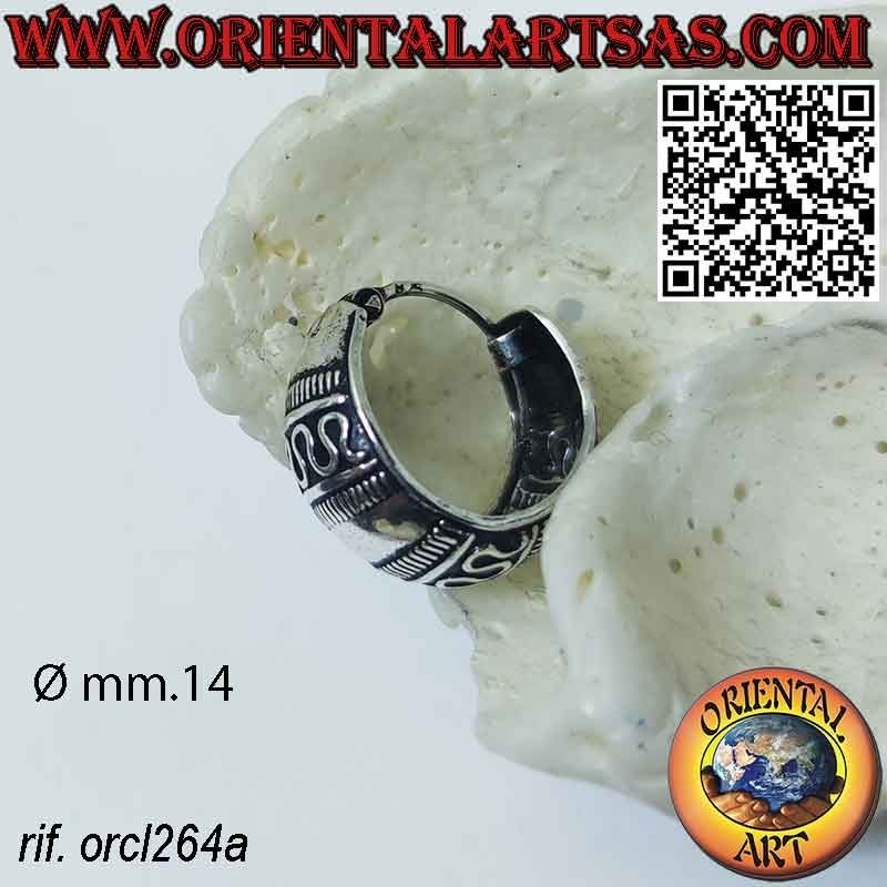 Orecchini in argento a cerchio largo cesellato, motivo onde da 14 mm.