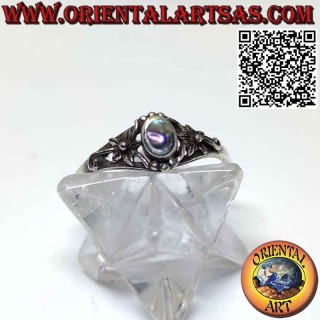 Anillo de plata con abulón de concha de paua ovalada y flor en los costados