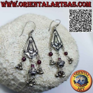 Boucles d'oreilles en argent avec pendentifs et grenats. style rajasthani fait à la main