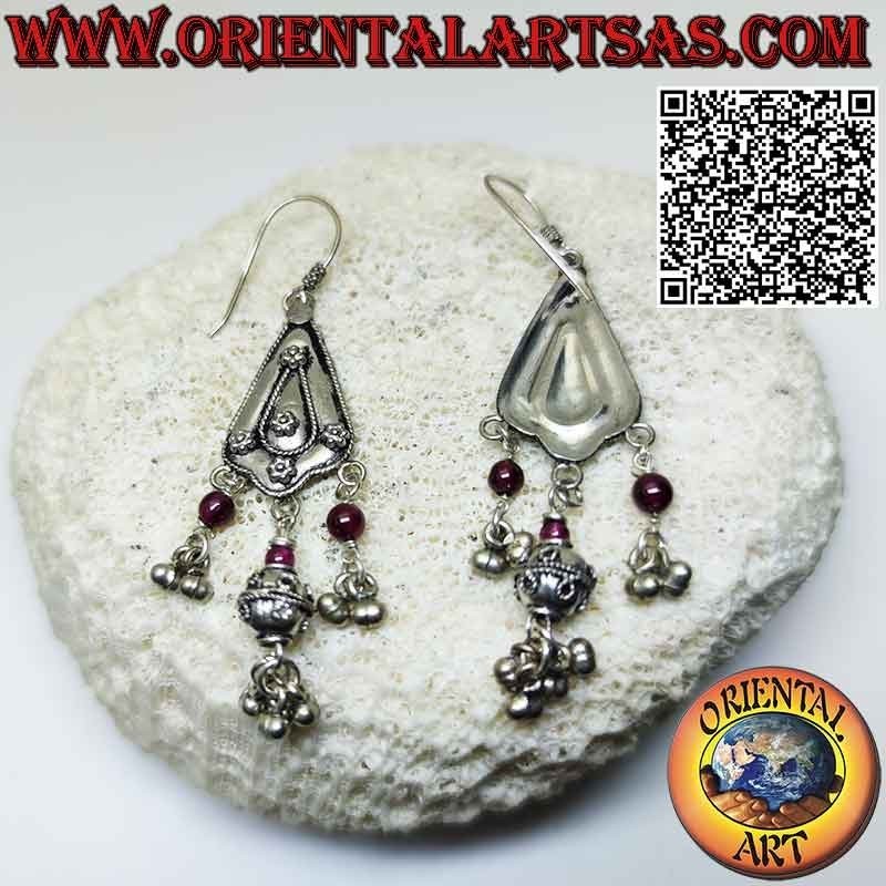 Pendientes de plata con colgantes y granates. estilo rajasthani hecho a mano
