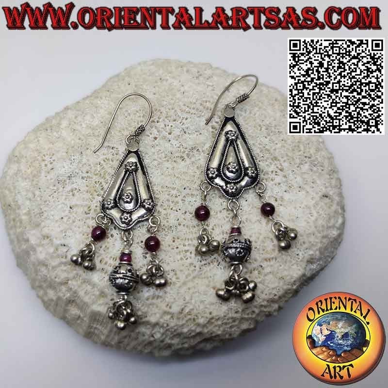 Boucles d'oreilles en argent avec pendentifs et grenats. style rajasthani fait à la main