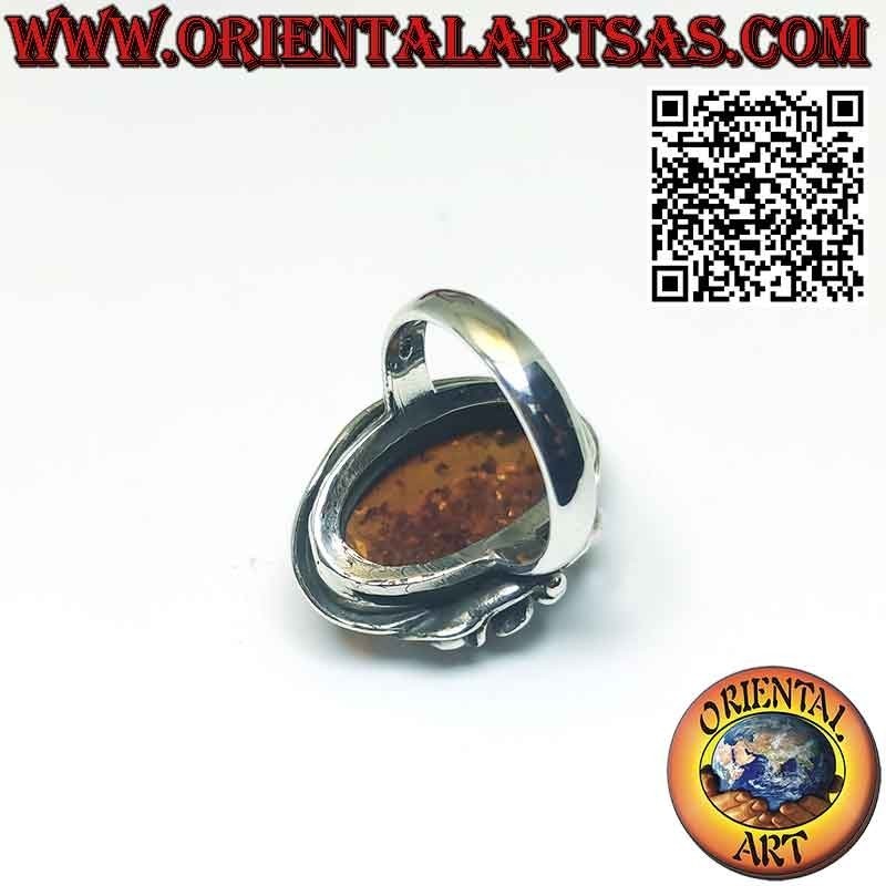 Bague en argent avec gros ambre ovale et fleur de lys d'un côté