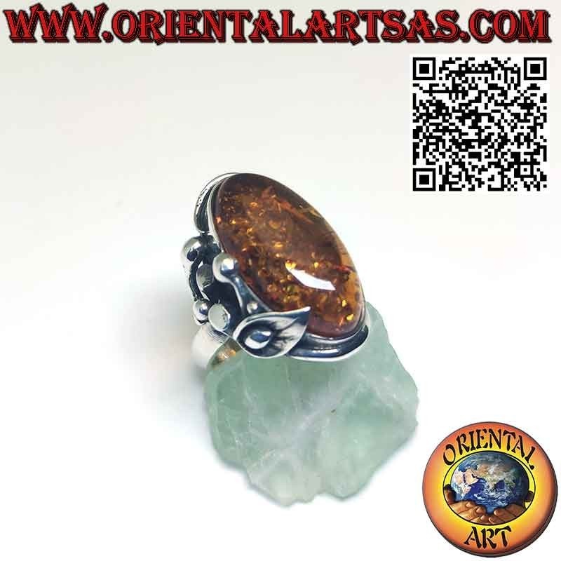Anillo de plata con gran ámbar ovalado y flor de lirio en un lado