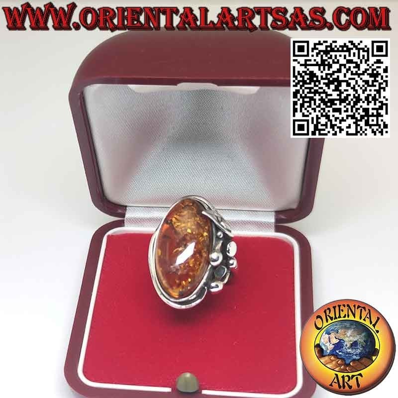 Bague en argent avec gros ambre ovale et fleur de lys d'un côté