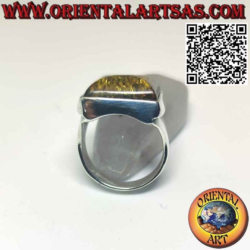 Anillo rectangular de plata con un gran ámbar báltico verde