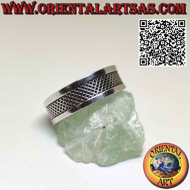 Anillo de plata de banda ancha con grabados de red cruzada central.