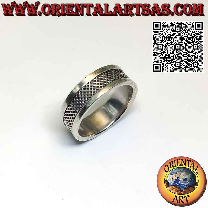 Anillo de plata de banda ancha con grabados de red cruzada central.