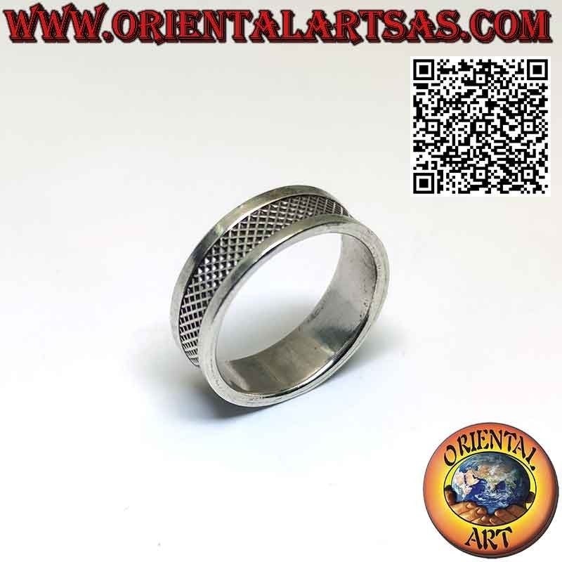 Anillo de plata de banda ancha con grabados de red cruzada central.