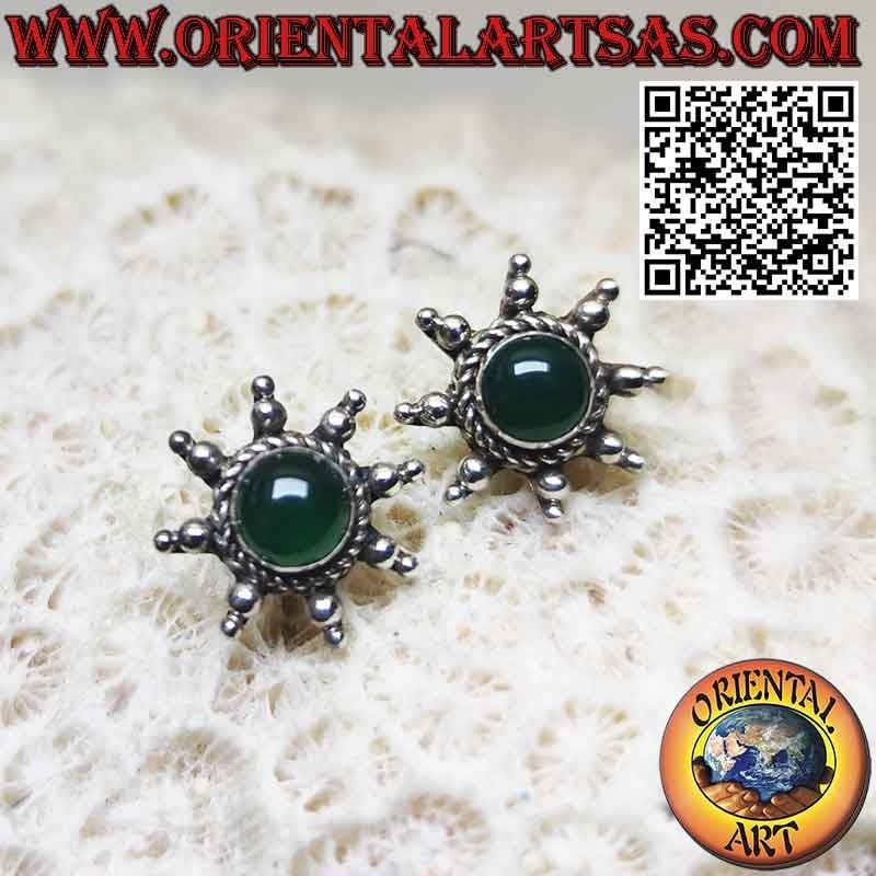 Orecchini in argento al lobo sole con raggi con agata verde centrale