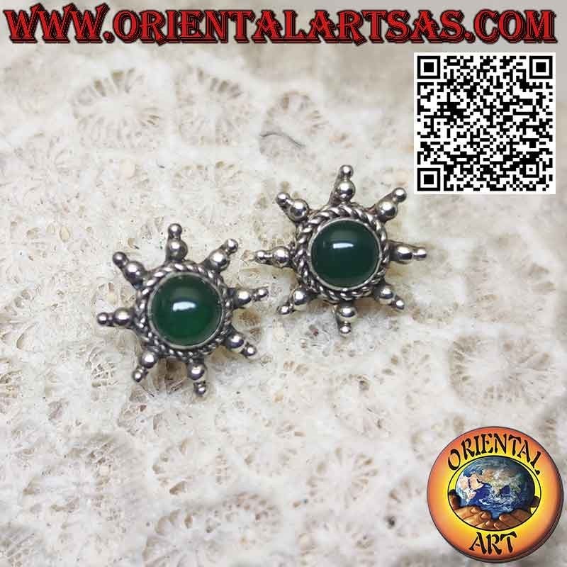 Boucles d'oreilles en argent lobe solaire avec rayons avec agate verte centrale