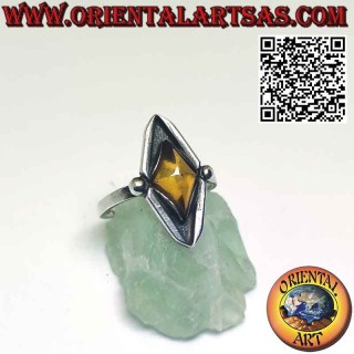 Anello in argento romboidale con ambra Baltica a forma di rombo centrale
