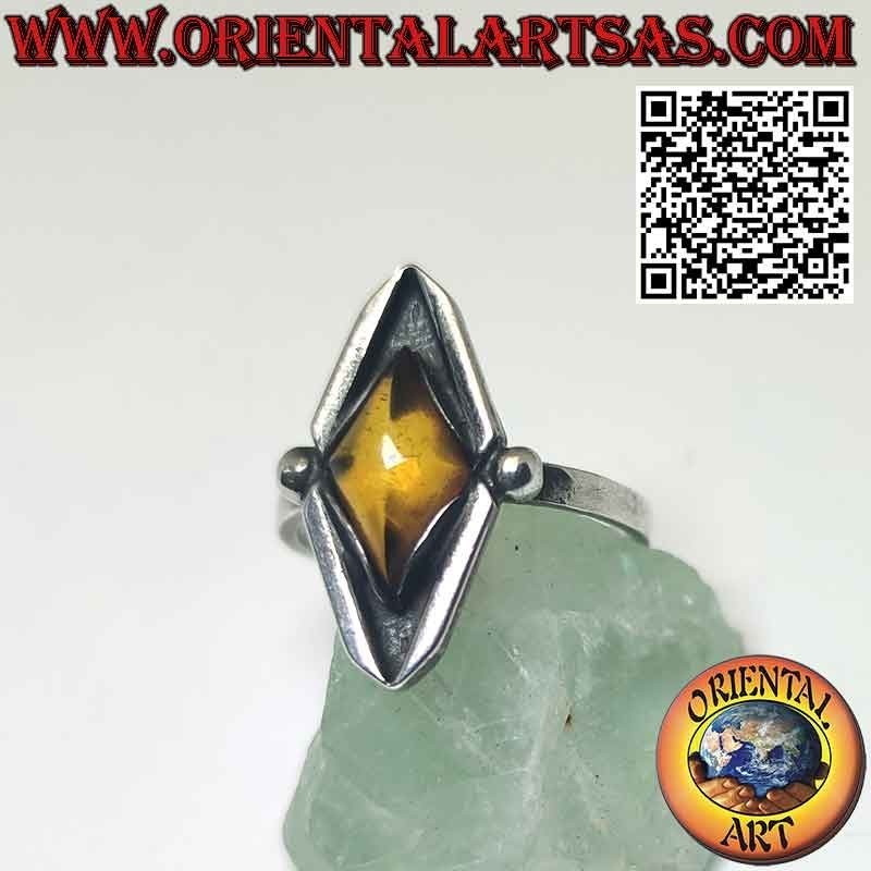 Bague en argent rhomboïdale avec ambre baltique central en forme de losange