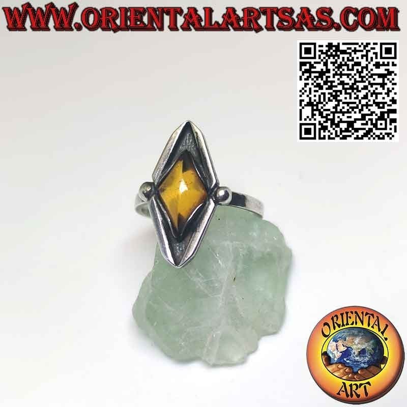 Bague en argent rhomboïdale avec ambre baltique central en forme de losange