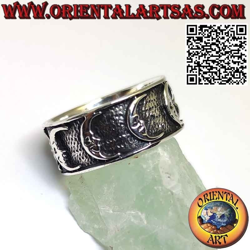Anillo de plata de banda ancha con lunas en alto relieve
