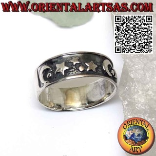 Anillo plata banda ancha con lunas y estrellas en alto relieve