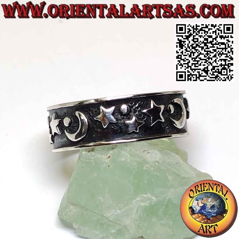 Anello in argento a fascia larga con di lune e stelle ad altorilievo