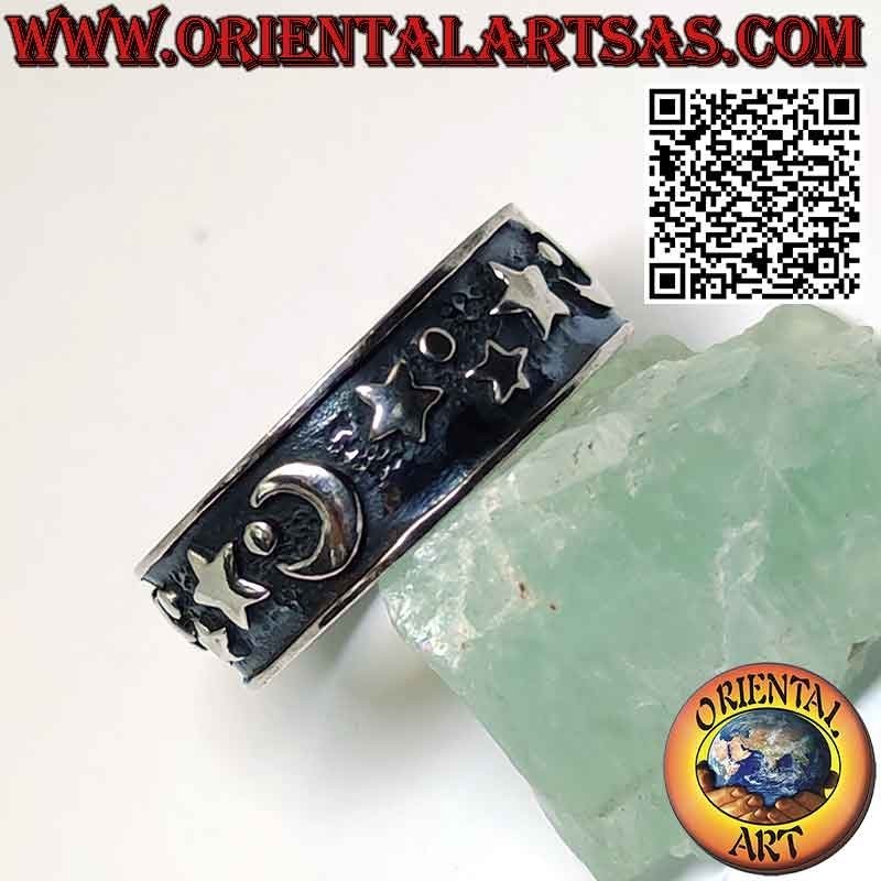 Anillo plata banda ancha con lunas y estrellas en alto relieve