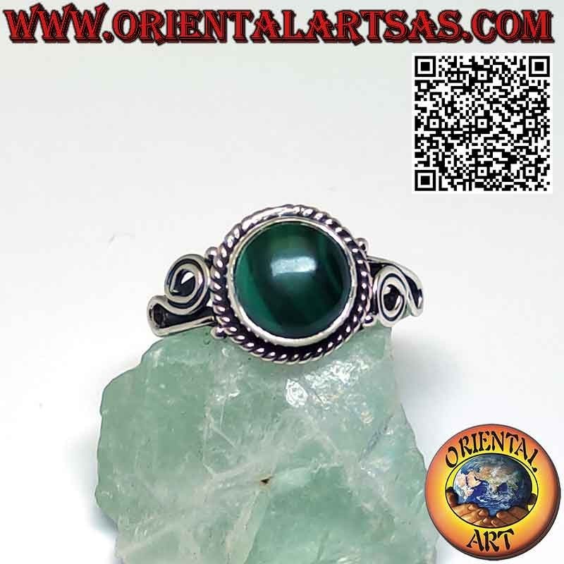 Anillo de plata con malaquita natural redonda y espiral en los laterales
