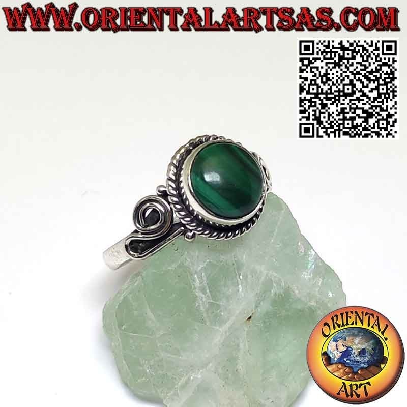 Anillo de plata con malaquita natural redonda y espiral en los laterales