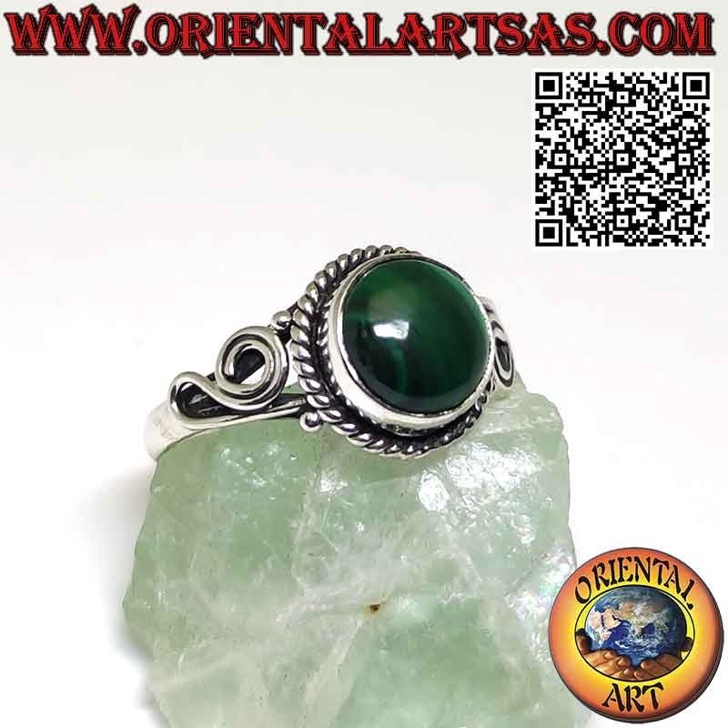 Anello in argento con malachite naturale tonda e spirale sui lati