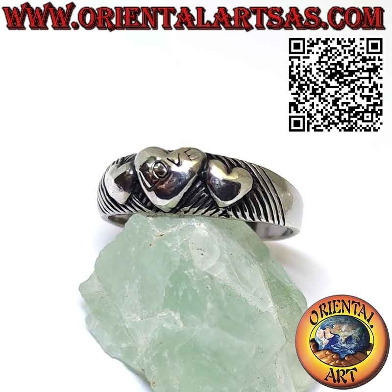 Anello in argento con tre cuori crescente e decrescente al altorilievo