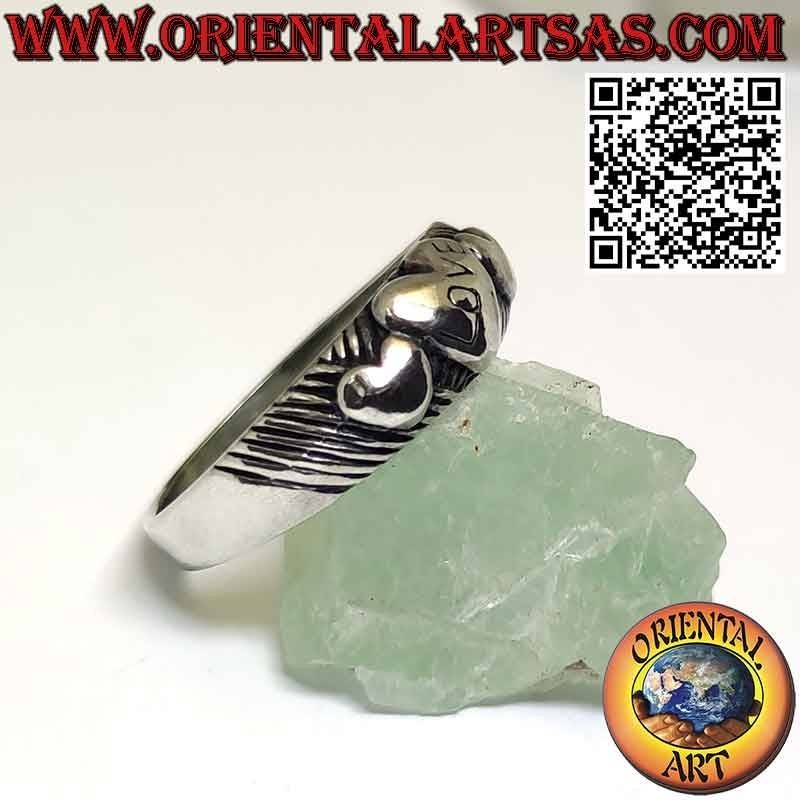 Anillo de plata con tres corazones ascendentes y descendentes en alto relieve