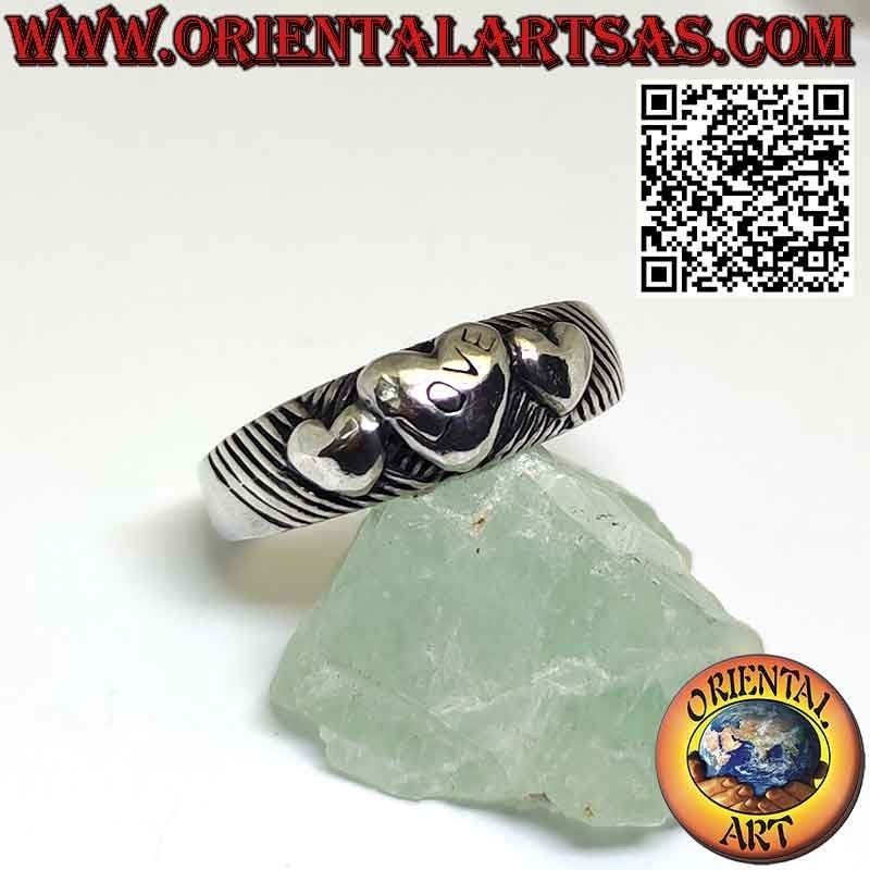 Anillo de plata con tres corazones ascendentes y descendentes en alto relieve