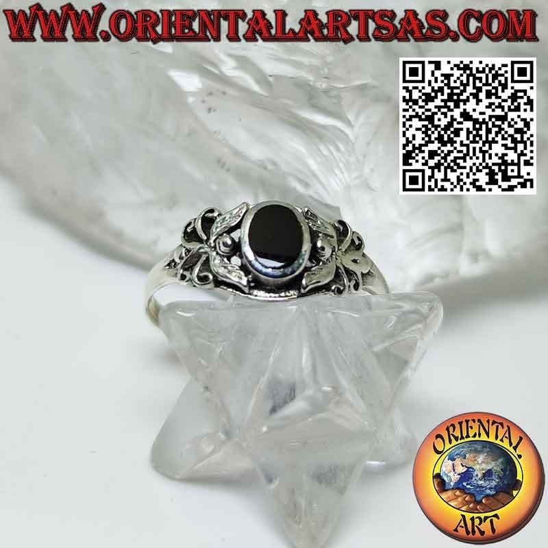 Bague en argent avec onyx ovale et papillon stylisé sur les côtés