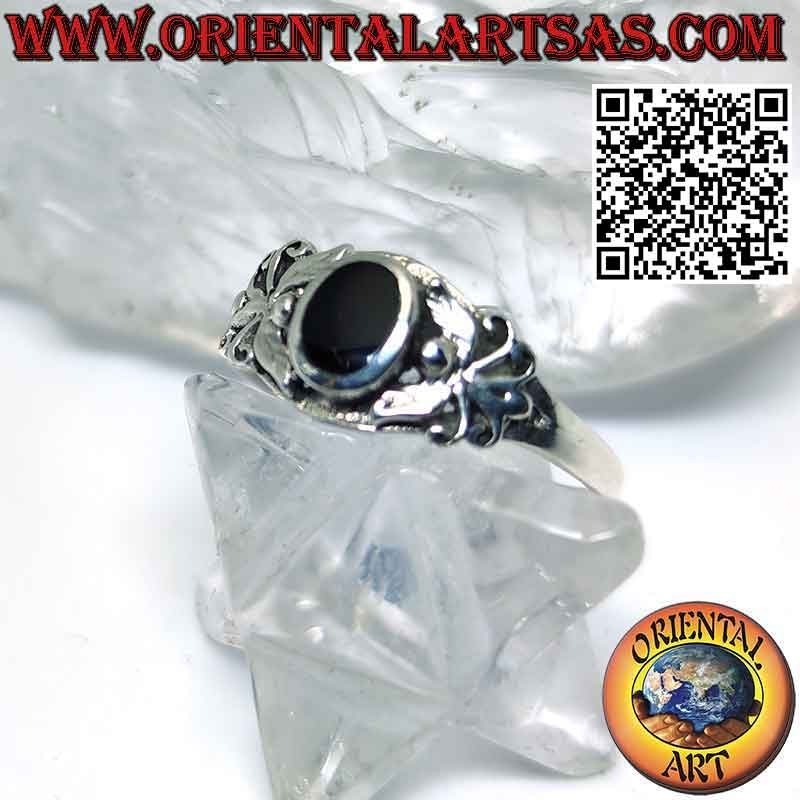 Anello in argento con onice ovale e farfalla stilizzata sui lati