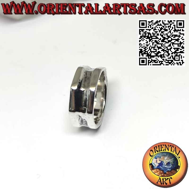 Wide band ring in silver with 8 octagonal sides with central hollow
