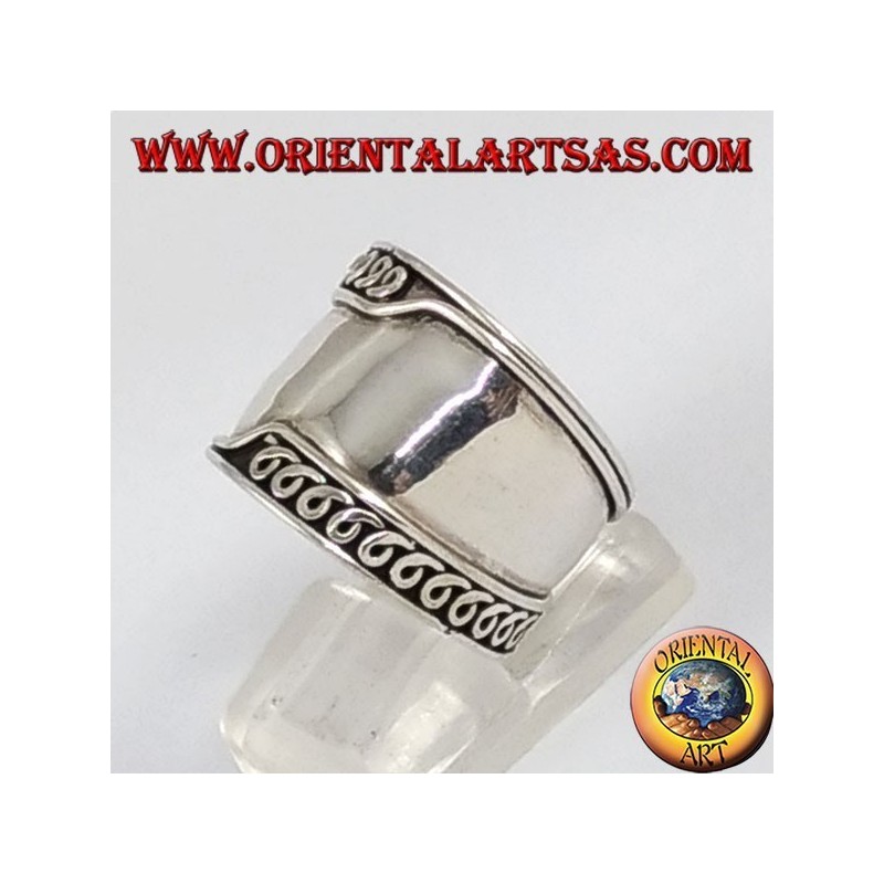 Anillo de plata de banda ancha, Bali con bordes mecanizados de forma asimétrica