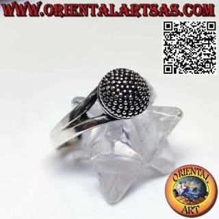 Anello in argento con una semisfera borchiata di pallini fatta a mano