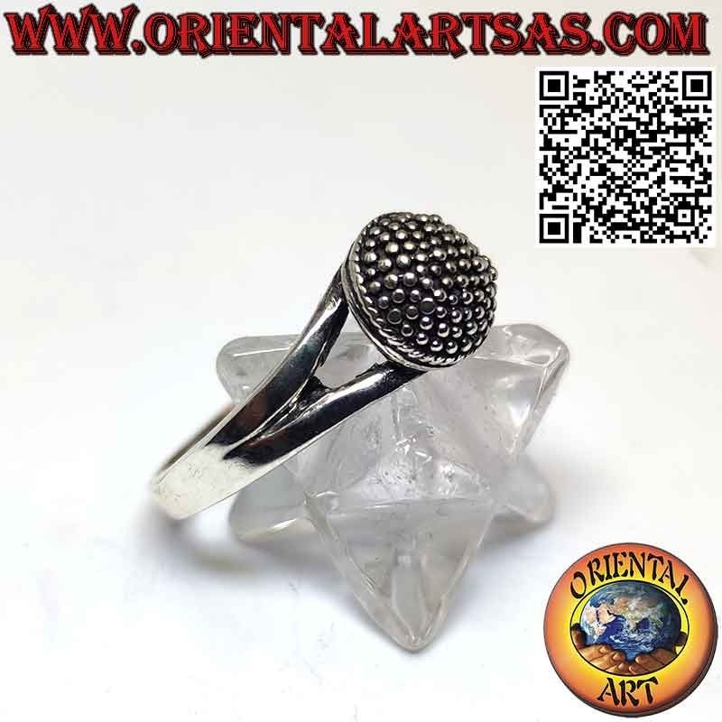 Anillo de plata con una semiesfera hecha a mano tachonada de puntos