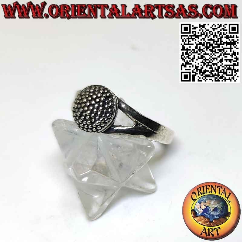 Anillo de plata con una semiesfera hecha a mano tachonada de puntos