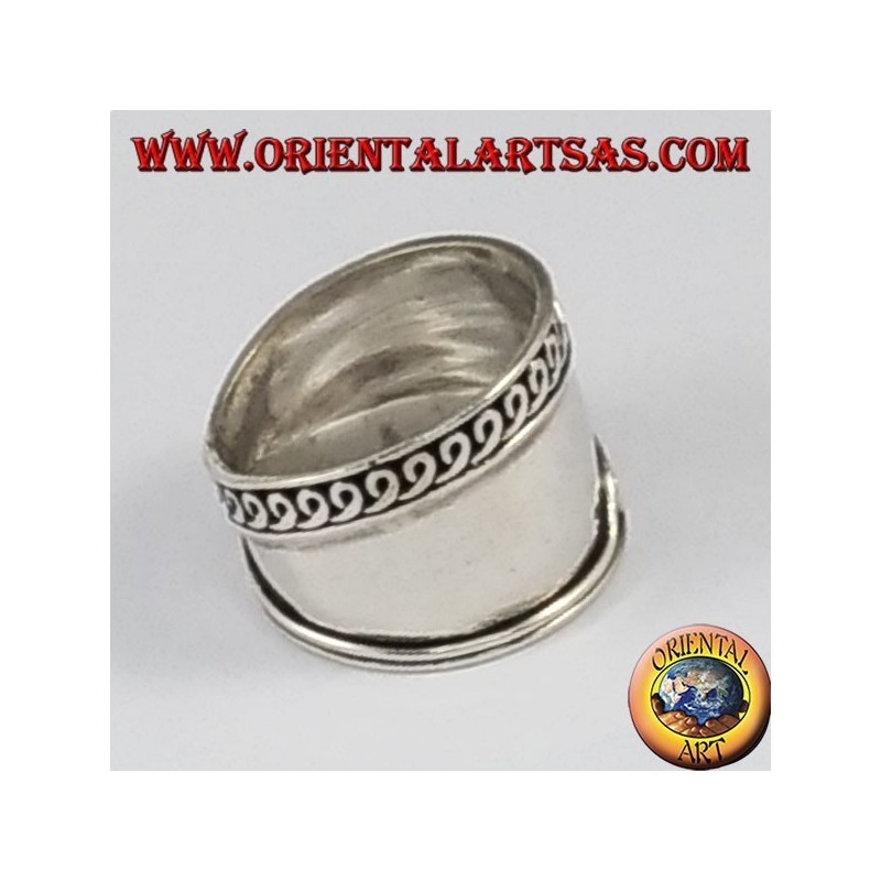 Anillo de plata de banda ancha, Bali con bordes mecanizados de forma asimétrica