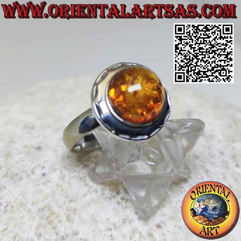 Bague en argent avec ambre baltique hémisphérique rond et bordure solaire