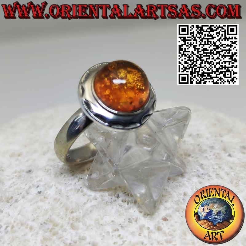 Anillo de plata con ámbar báltico hemisférico redondo y borde solar