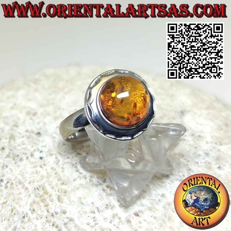 Anillo de plata con ámbar báltico hemisférico redondo y borde solar
