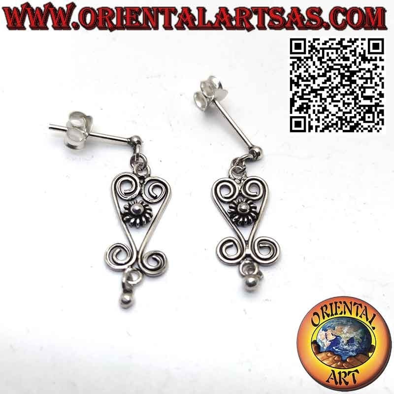 Kleine Blumenohrringe in Silber mit Spiralen
