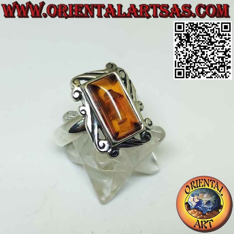 Anello in argento con ambra rettangolare Baltica e bordo cornice barocca