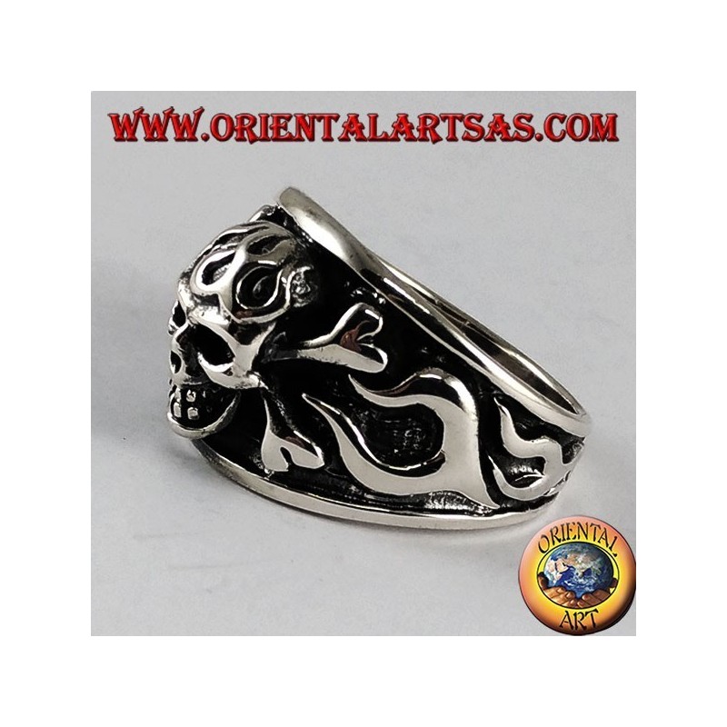 Anillo de plata, cráneo del pirata