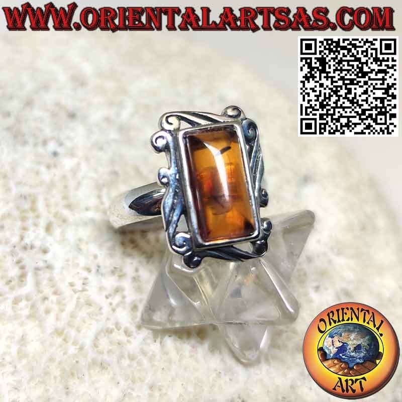 Anillo de plata con ámbar báltico rectangular y borde de marco barroco