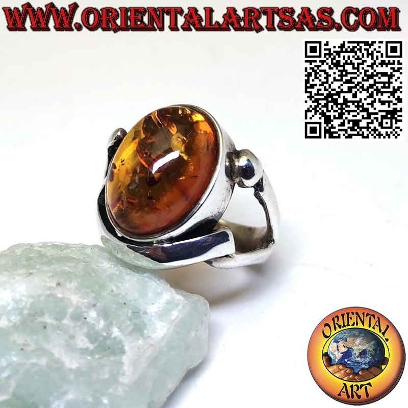 Anillo de plata con ámbar báltico ovalado en montura envolvente