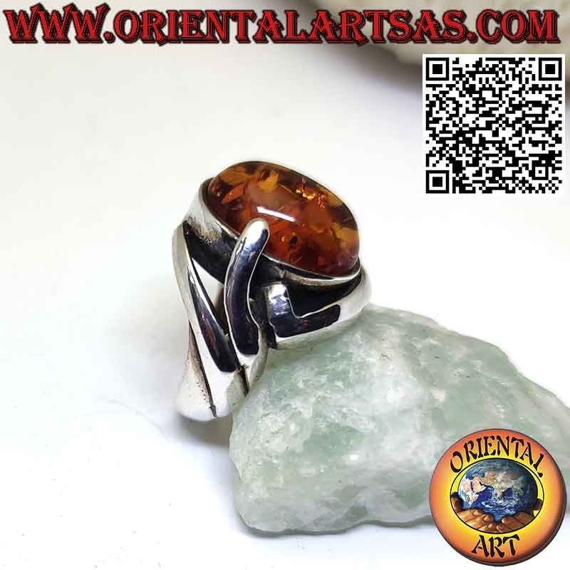 Anello in argento con ambra ovale Baltica in una montatura avvolgente