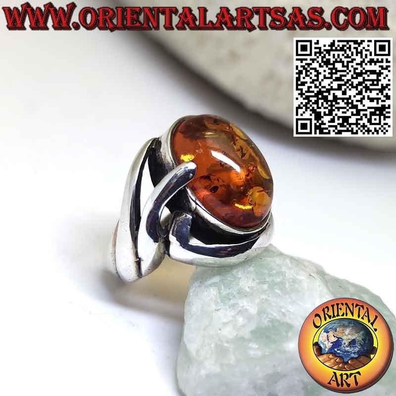 Anillo de plata con ámbar báltico ovalado en montura envolvente