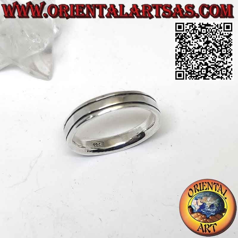 Silver ring with smooth band with 2 parallel engraved lines on the edges